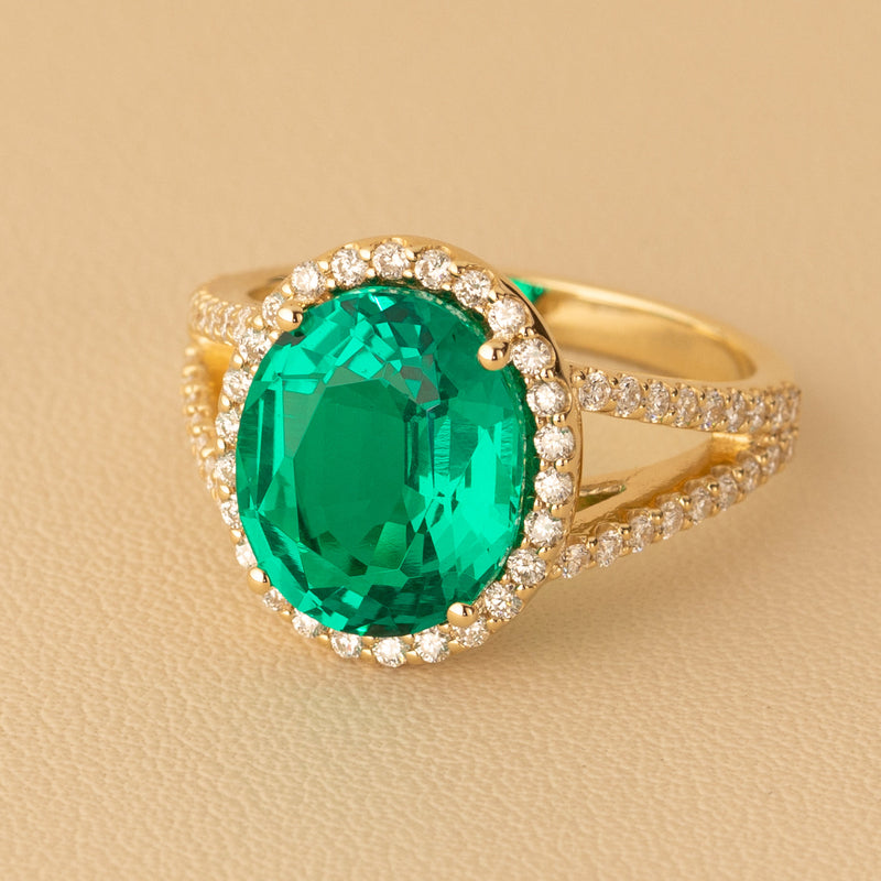 Peora Colombian Emerald Ring Oval Shape 14K Yellow Gold with Diamonds